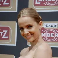 Mena Suvari portrait